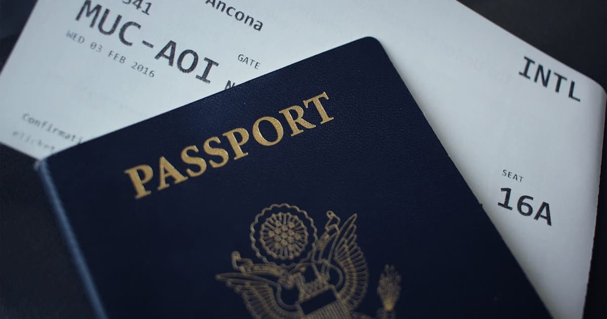 Pareja mexicana en el extranjero planeando pensión IMSS: convenios internacionales